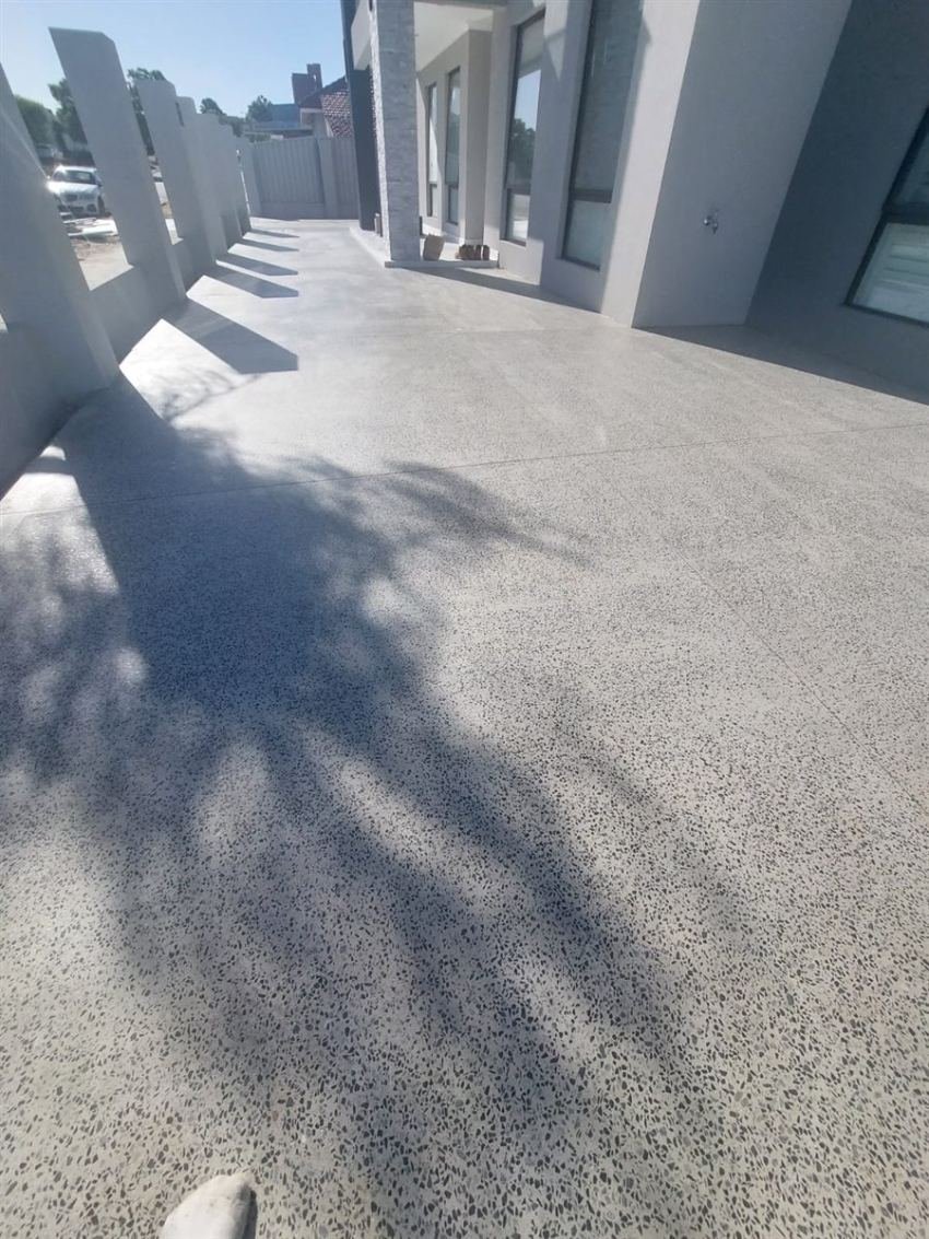 Exposed aggregate side courtyard with architectural blade walls